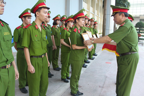 Trao giải thưởng “Sinh viên Ev888 Nạp rút siêu tốc khoa học” năm học 2013 - 2014